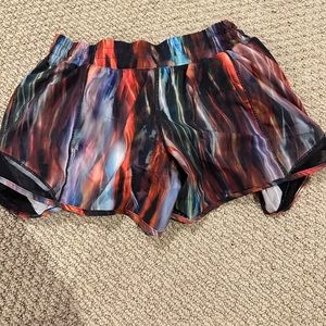 lululemon hotty hot shorts 4”, multicolor, size 6